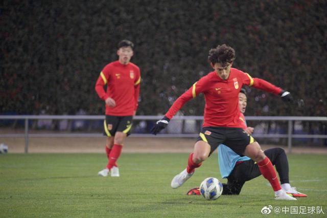 WSOP中国-国足战日本用三后卫or五后卫？中场关键两翼更致命